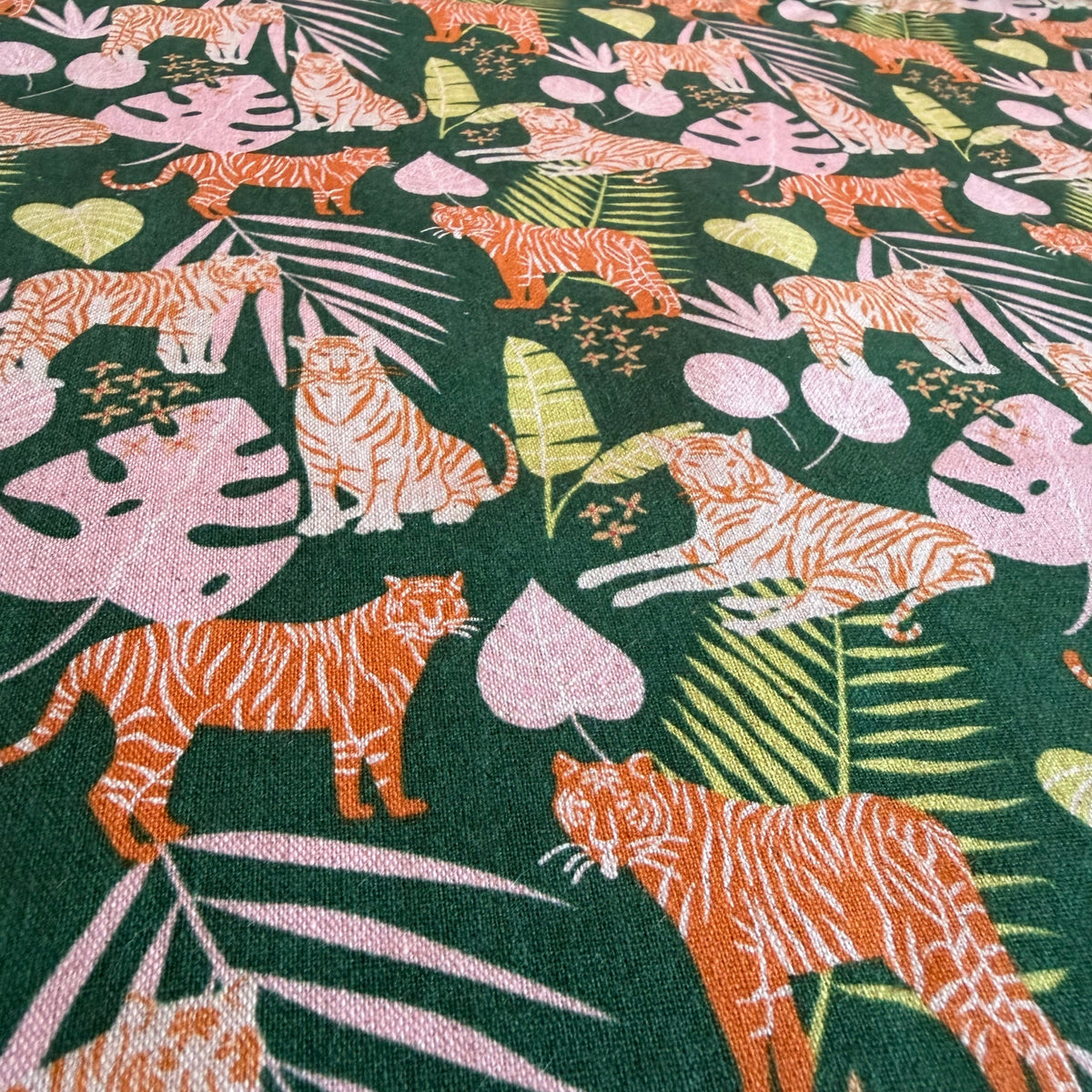 Jungle Cruisin, Canvas de Algodão e Linho com Tigres e Folhagem Tropical