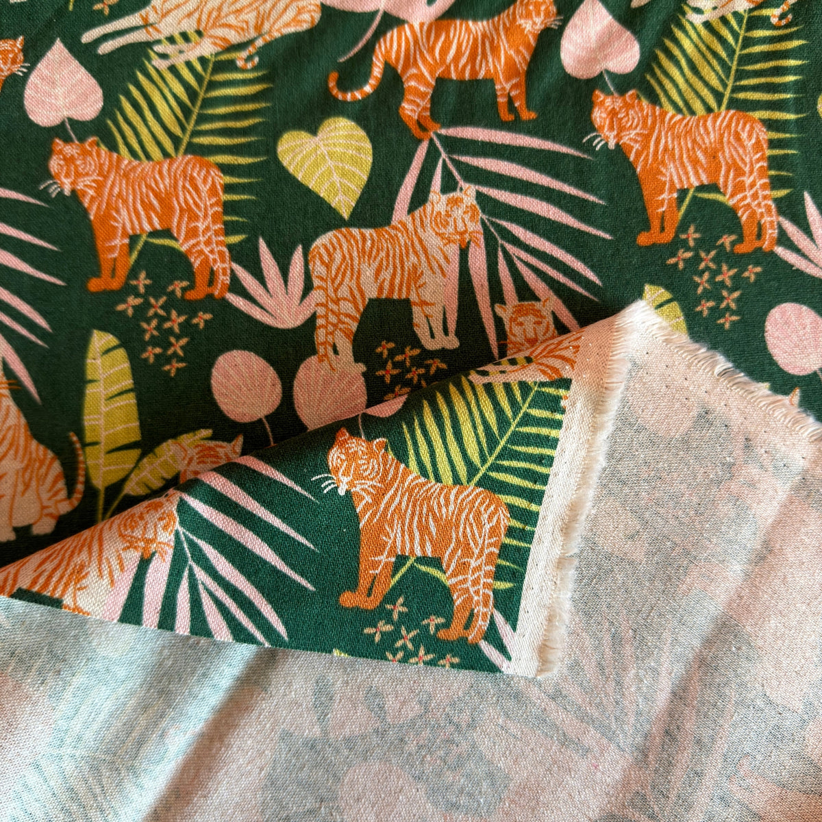Jungle Cruisin, Canvas de Algodão e Linho com Tigres e Folhagem Tropical