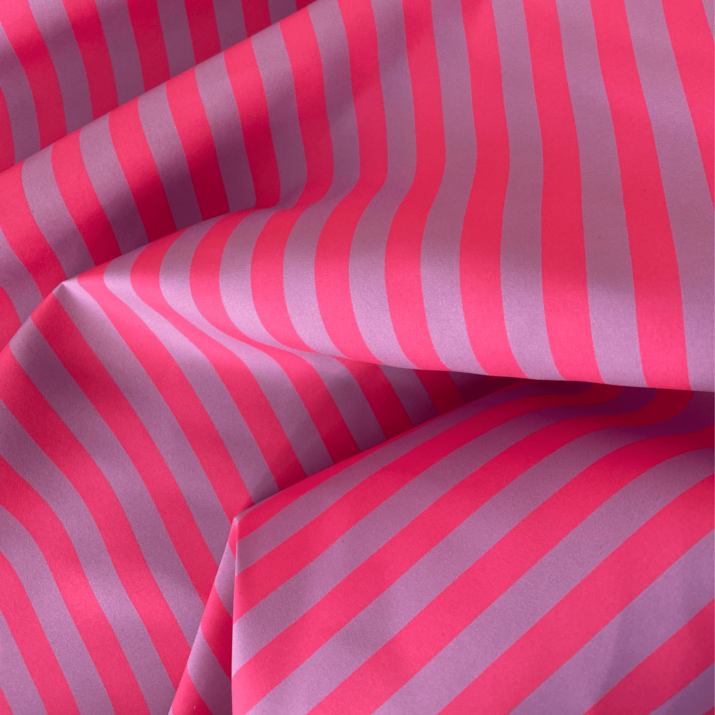 Contrasterende roze strepen (M17925)