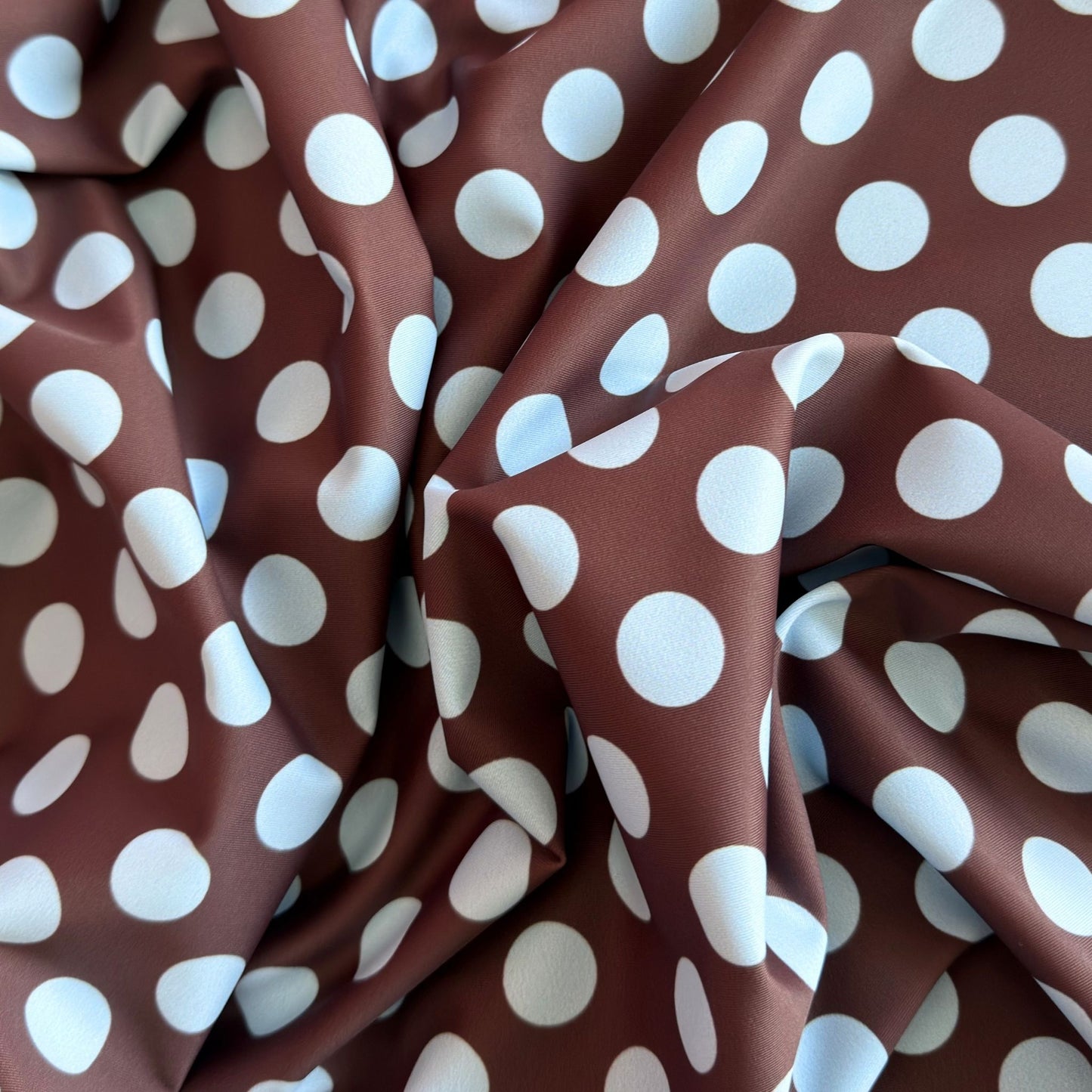 Polka Dots Azuis Fundo Castanho (M33626)