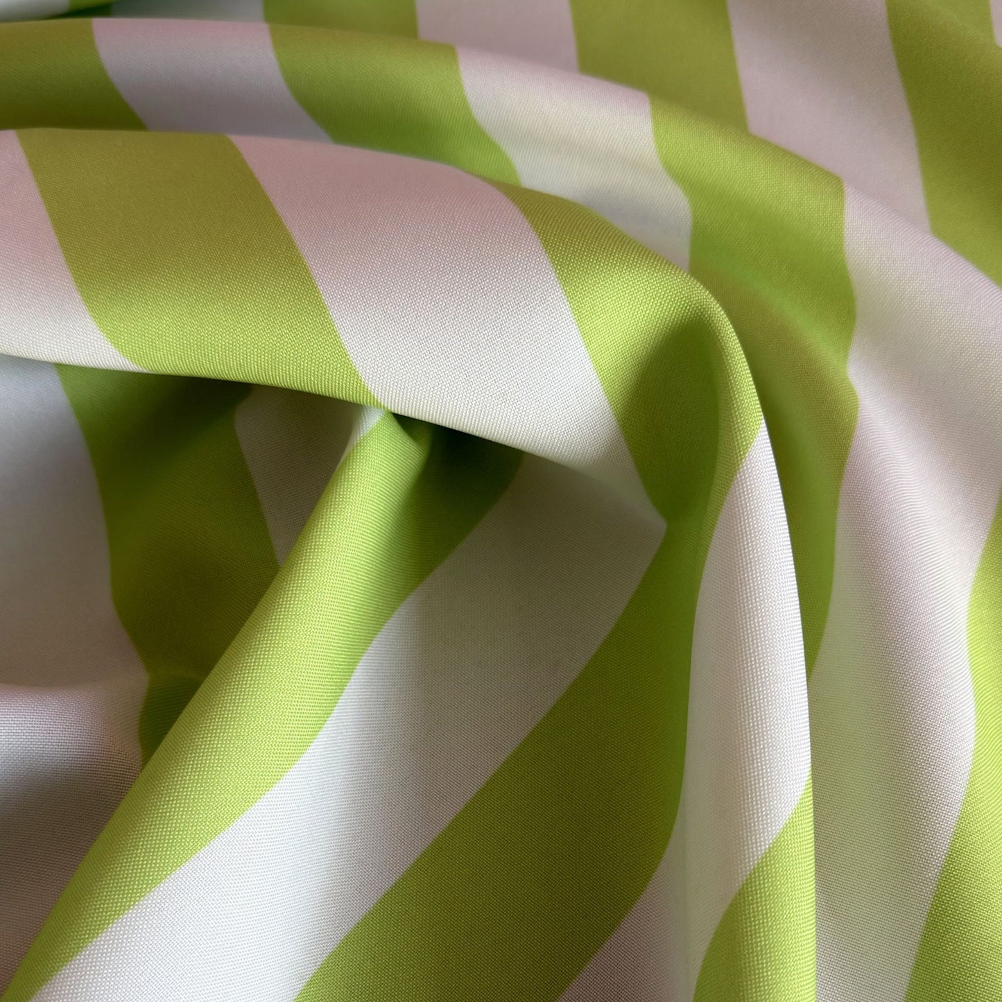 Riscas Verdes e Branco (M28926)